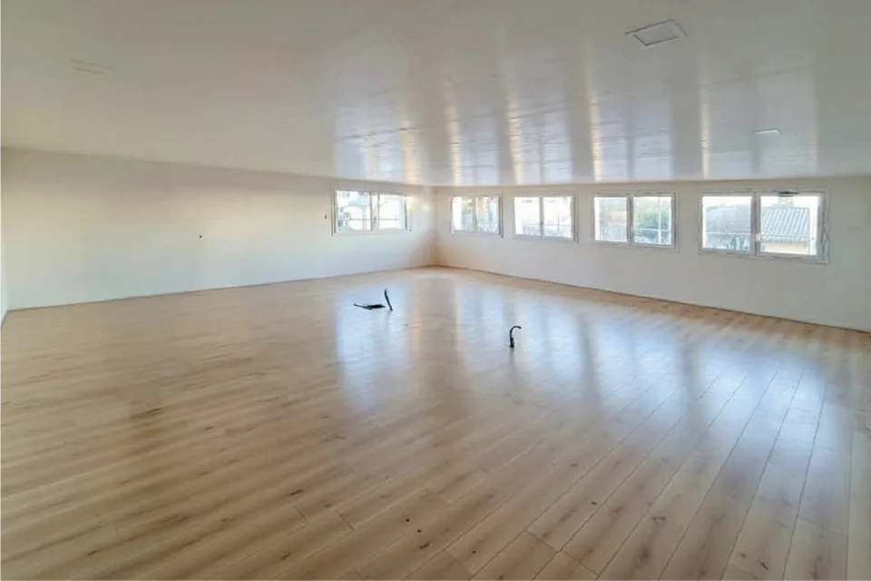 Büro von 100 m2 im 1. Stock eines neuen Gebäudes