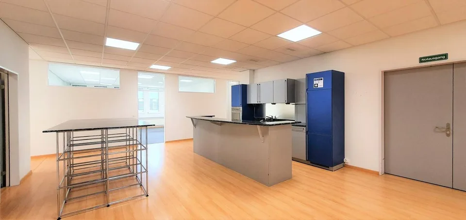 Ufficio angolare completamente sviluppato con cucina del tè!