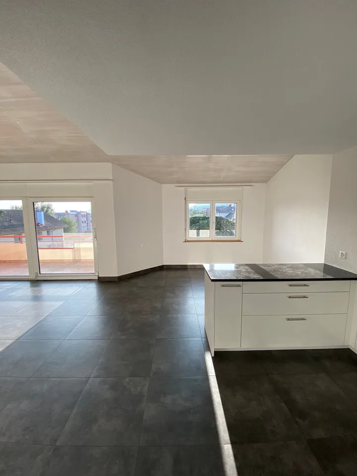 Spacieux appartement de 5.5 pièces avec balcon à Corcelles