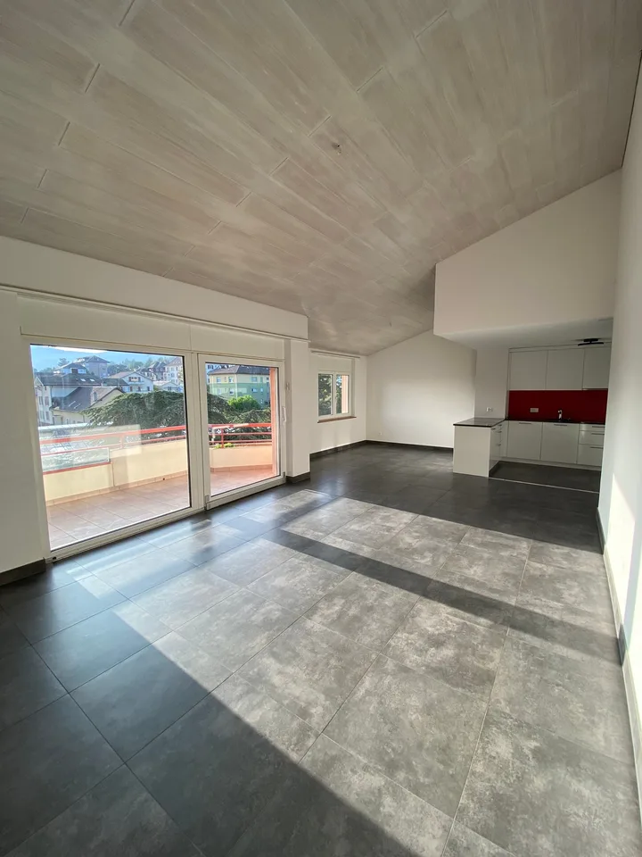 Spacieux appartement de 5.5 pièces avec balcon à Corcelles