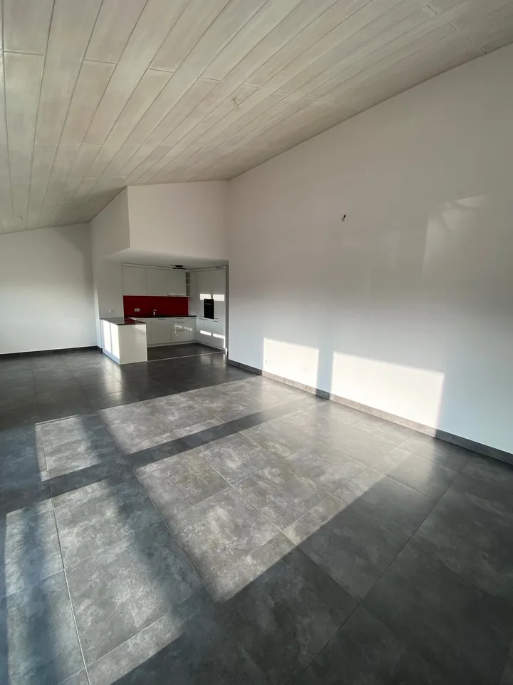 Spacieux appartement de 5.5 pièces avec balcon à Corcelles
