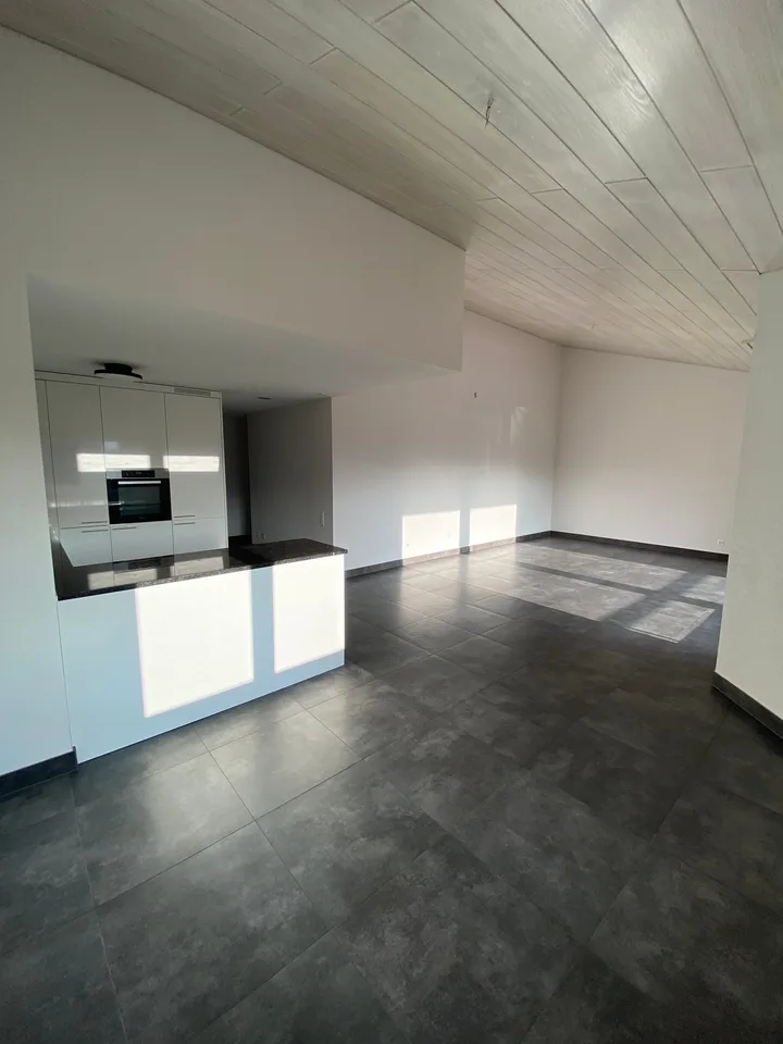 Spacieux appartement de 5.5 pièces avec balcon à Corcelles
