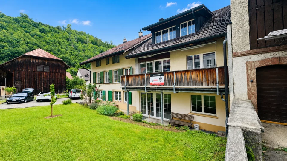 Gepfl. 5.5-Zi.-Whg. im 1. OG eines gepflegten 2-FH mit Balkon, PP & Gartennutzung