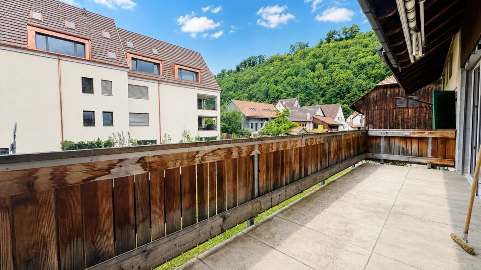 Appartement rénové de 5,5 pièces au 1er étage d'une maison de 2 familles bien entretenue avec balcon, parking et usage de jardin