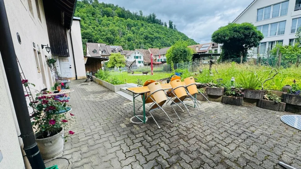 Appartement rénové de 5,5 pièces au 1er étage d'une maison de 2 familles bien entretenue avec balcon, parking et usage de jardin
