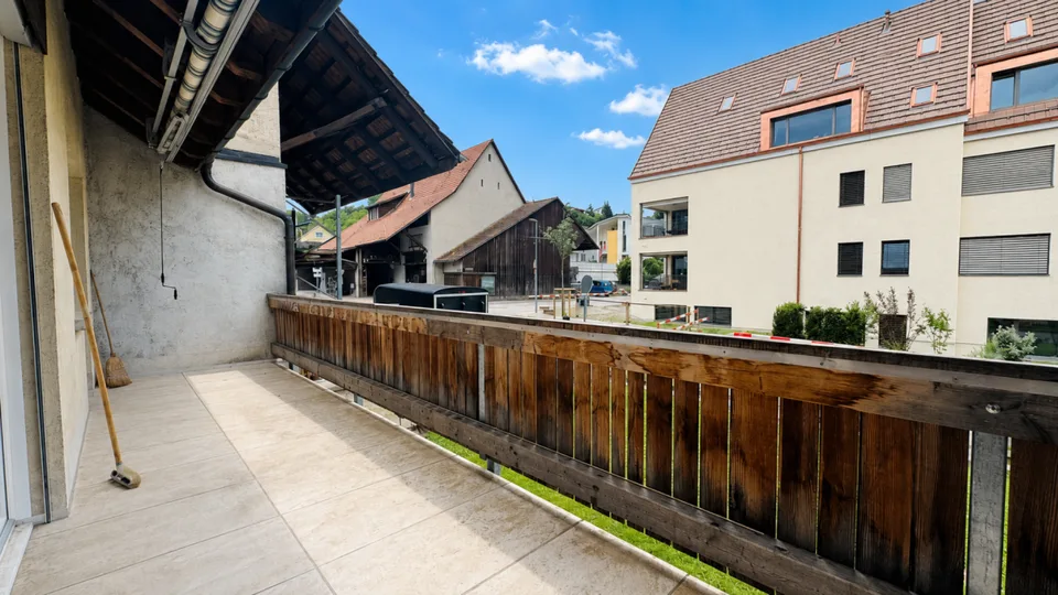Appartement rénové de 5,5 pièces au 1er étage d'une maison de 2 familles bien entretenue avec balcon, parking et usage de jardin