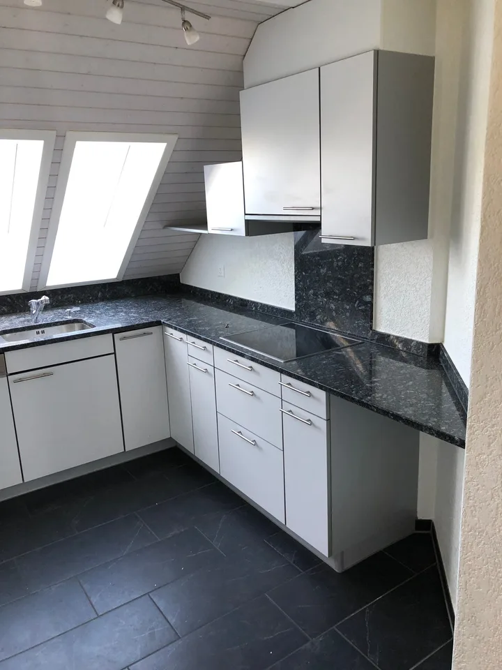 Incantevole appartamento maisonette 5.5 locali ad Auw – disponibile immediatamente!