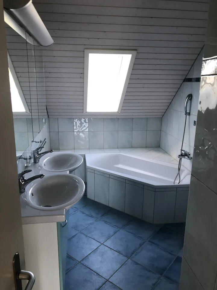 Incantevole appartamento maisonette 5.5 locali ad Auw – disponibile immediatamente!