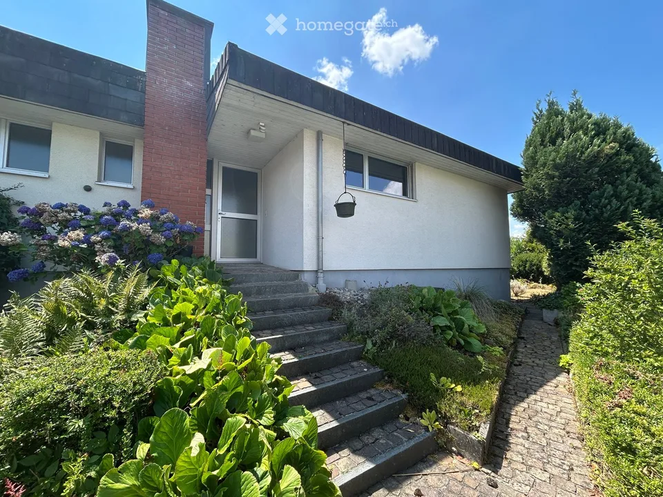 Casa unifamiliare indipendente con giardino, piscina e fascino fresco