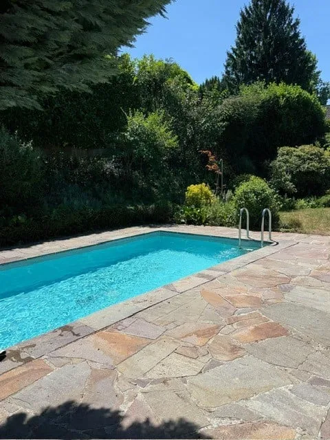 Casa unifamiliare indipendente con giardino, piscina e fascino fresco