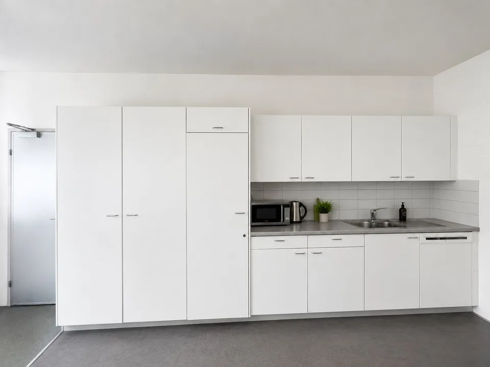 Ganzer Gebäudeteil und ca. 1'500 m² Aussenfläche verfügbar! – Foto 14 von 15
