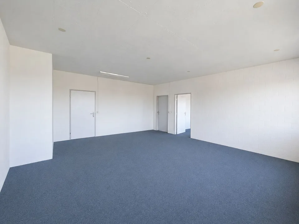 Ganzer Gebäudeteil und ca. 1'500 m² Aussenfläche verfügbar! – Foto 9 von 15