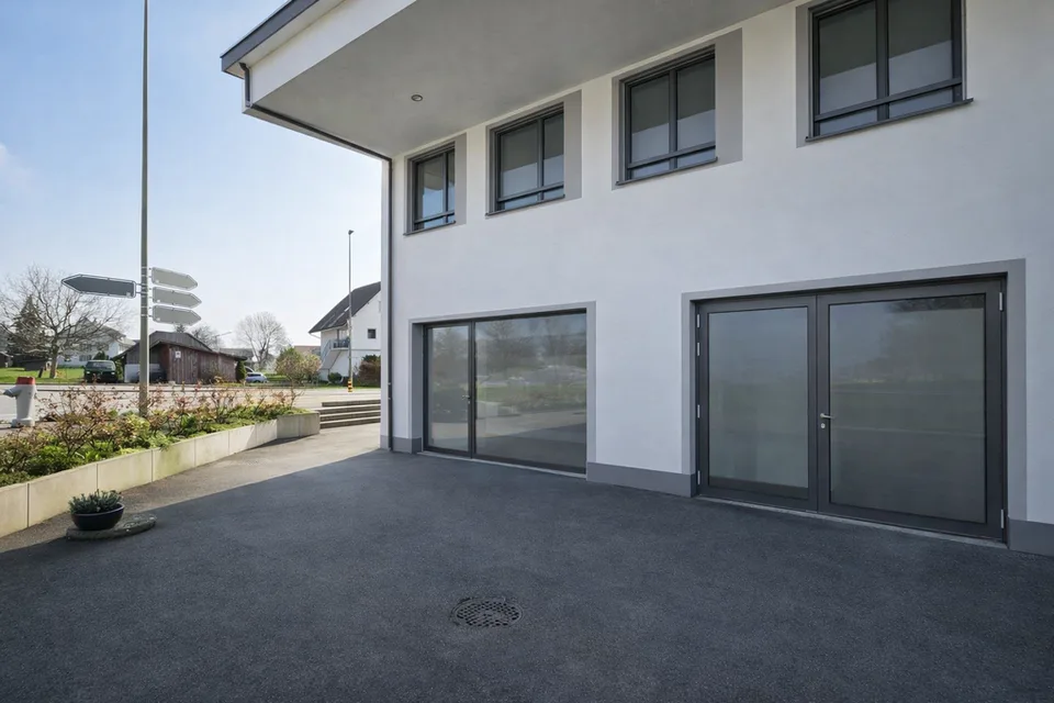 Surface commerciale attractive dans un emplacement central à Otelfingen