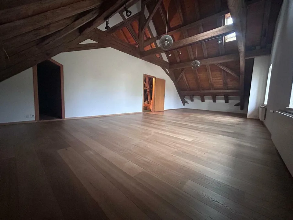 Lokal in den Dachboden des alten Kollegs