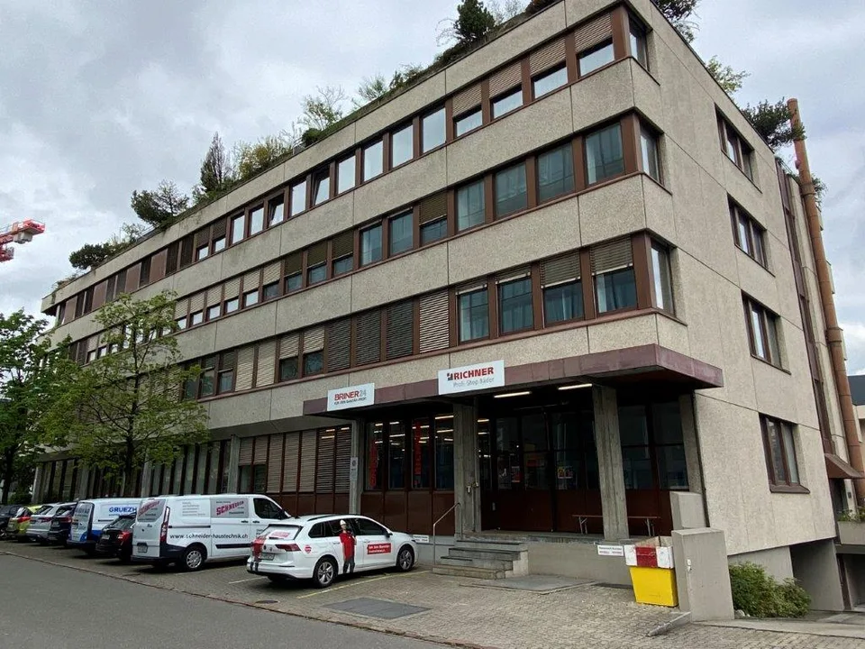 Erstklassige Lage: Tiefgaragenplatz beim Bahnhof Glattbrugg zu vermieten