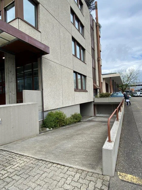 Erstklassige Lage: Tiefgaragenplatz beim Bahnhof Glattbrugg zu vermieten