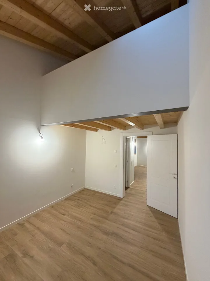 Erste Vermietung: 2,5 Zimmer mit Galerie in Taverne