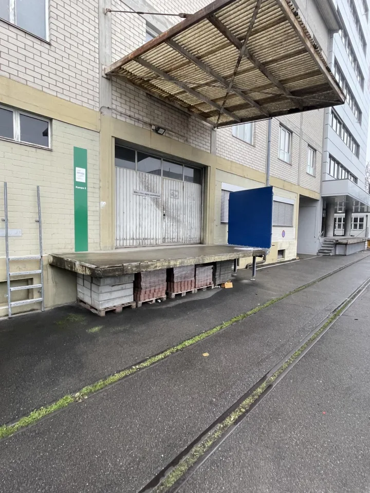 Spazio di stoccaggio di circa 215m2 a Muttenz (Farnsburgerstrasse 8A)