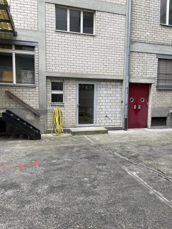 Spazio di stoccaggio di circa 215m2 a Muttenz (Farnsburgerstrasse 8A)