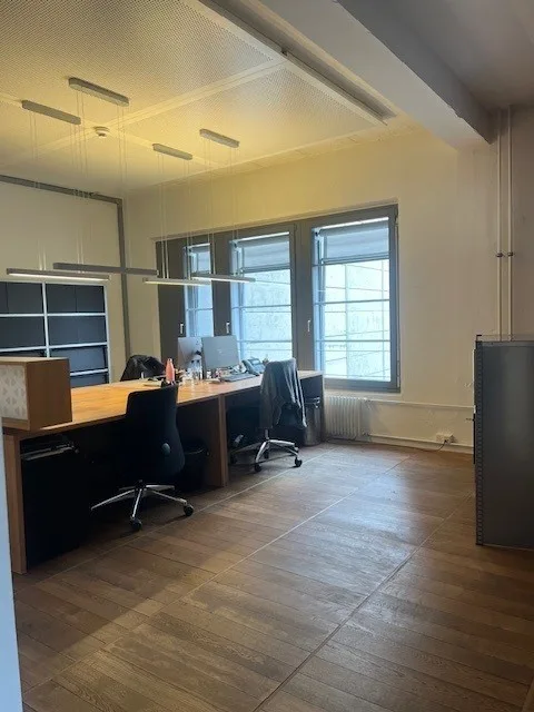 Pronto per l'occupazione con tutte le comodità! Miglior posizione commerciale in una comunità di uffici dinamica!