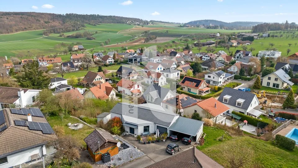 Reserviert: Freistehendes Einfamilienhaus mit Weitsicht, grossem Garten, Garagenbox und Carport