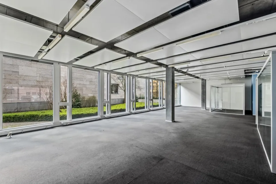Spazio al piano terra moderno in un edificio per uffici di alta qualità a Steinhausen