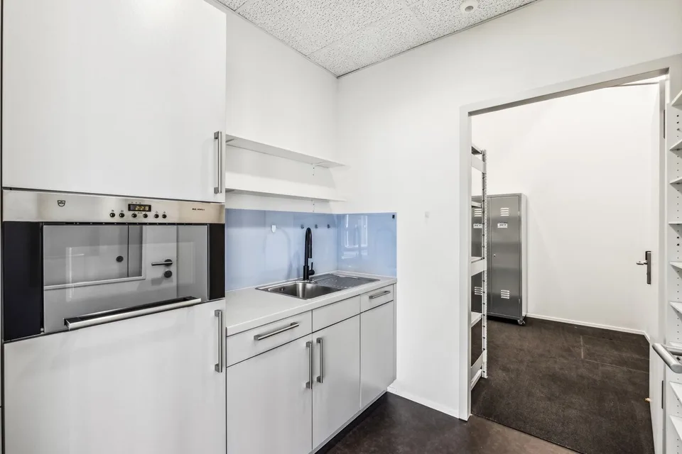 Espace au rez-de-chaussée moderne dans un immeuble de bureaux de haute qualité à Steinhausen – photo 6 sur 7