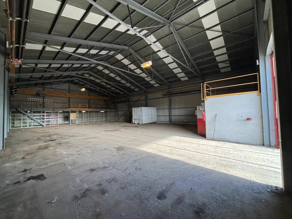 A louer: divers LOCAUX commerciaux, HALLS, TERRAINS nus et COUVERTS dans site industriel