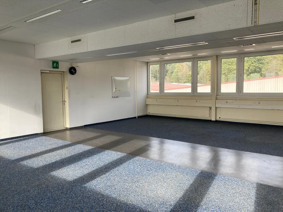 Büroflächen in geschäftigem Logistikindustriequartier