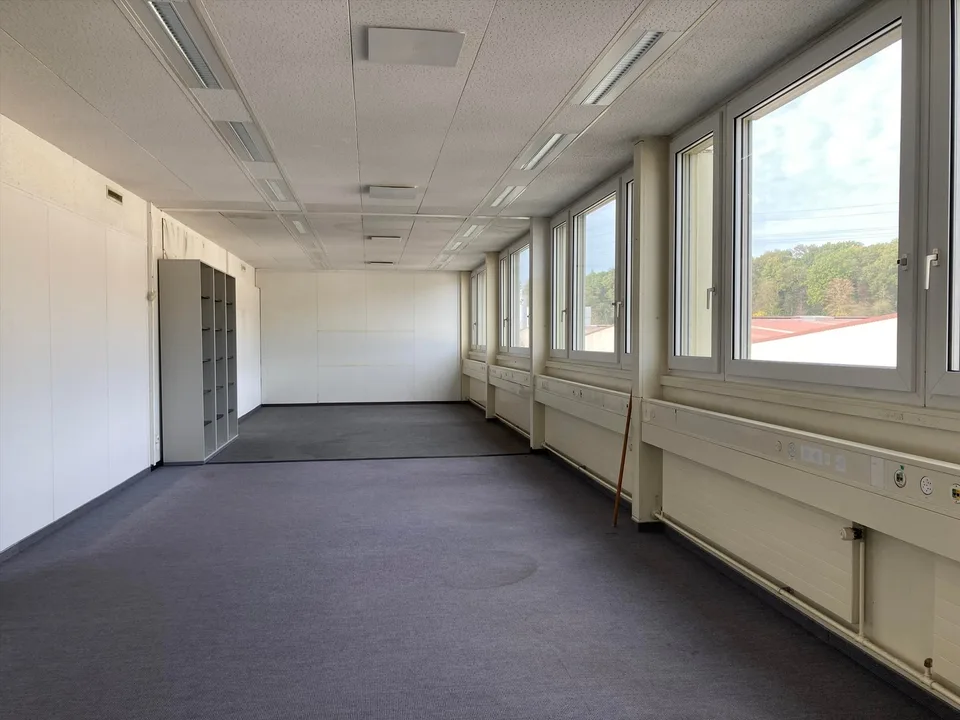 Büroflächen in geschäftigem Logistikindustriequartier