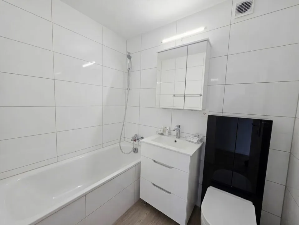 1. Miete angeboten! Schöne 2.5 Zimmer komplett renoviert mit privatem Balkon!