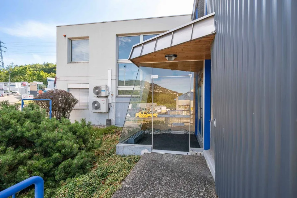 Vos bureaux au coeur de La Riviera et proches d'une sortie autoroute