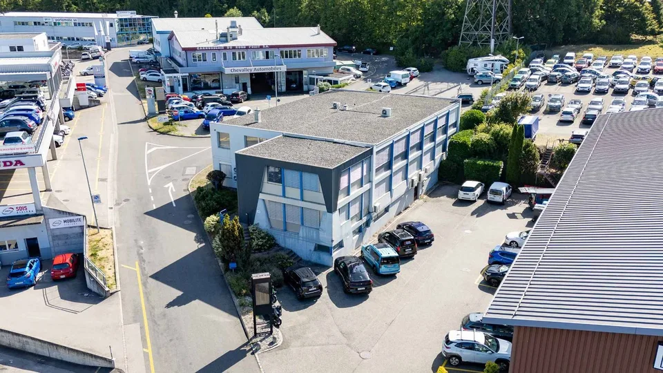 Vos bureaux au coeur de La Riviera et proches d'une sortie autoroute