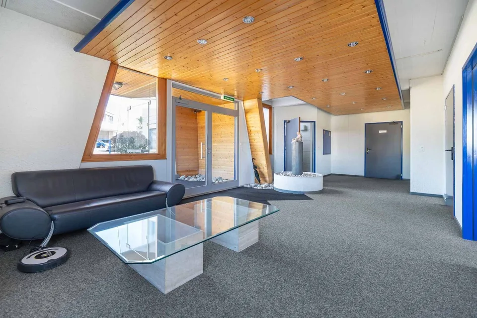 Vos bureaux au coeur de La Riviera et proches d'une sortie autoroute