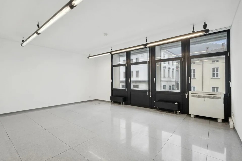 Büro im Zentrum von Chiasso vis-a-vis dem Bahnhof FFS