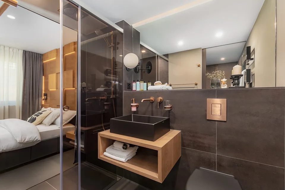 Une chambre senior, kitchenette - Appartement meublé avec ménage hebdomadaire inclus – photo 6 sur 7