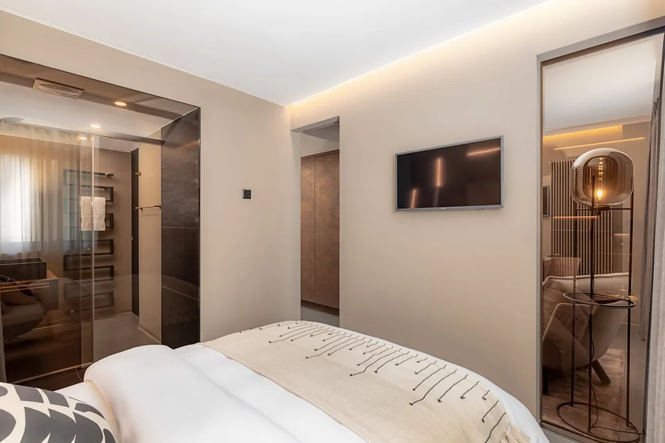 Una camera da letto per anziani, cucinetta - Appartamento arredato con pulizia settimanale inclusa