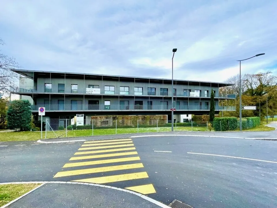 Parkplatz in der Tiefgarage mit Ladestation für Elektrofahrzeuge