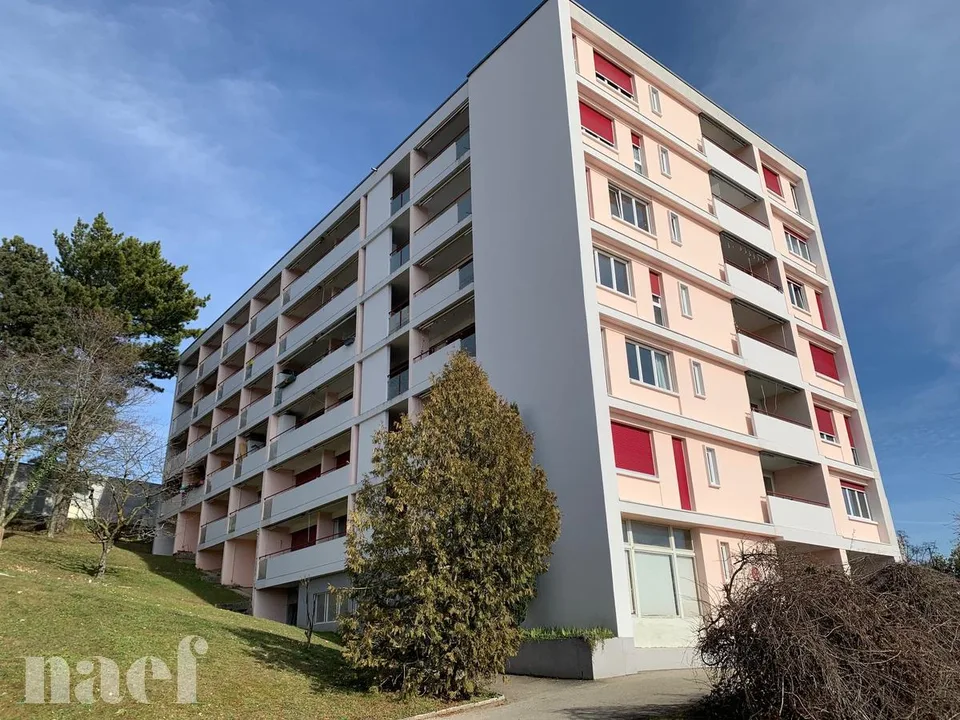Studio entièrement rénové situé dans le haut de la Ville.
