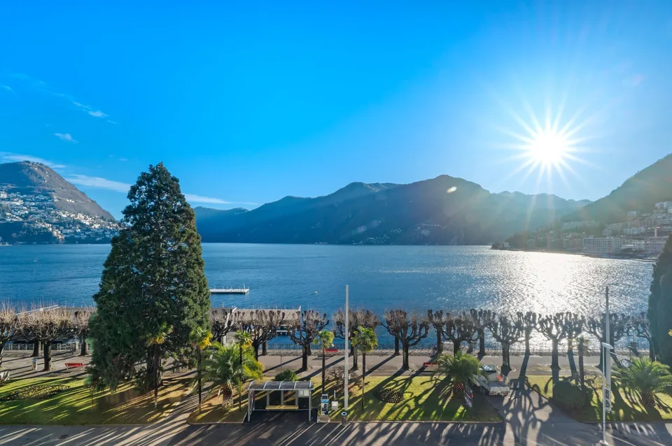 LUMINOSO 4.5 LOCALI CON VISTA LAGO IN CENTRO LUGANO