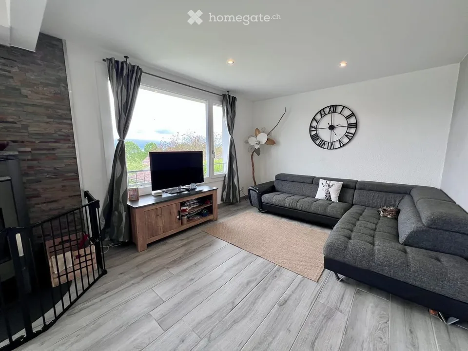 Casa indipendente con vista sul lago di Neuchâtel