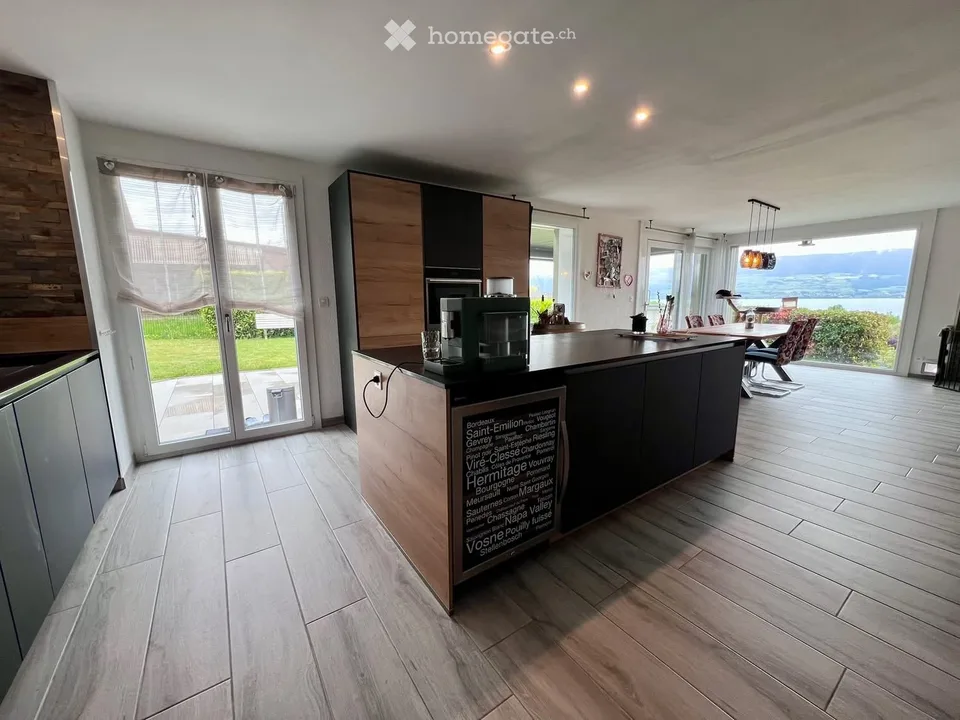 Casa indipendente con vista sul lago di Neuchâtel