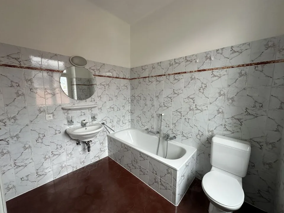 Helles 3.5-Zimmer-Wohnung mit bewohnbarem Balkon im Zentrum von Chiasso – Foto 8 von 9
