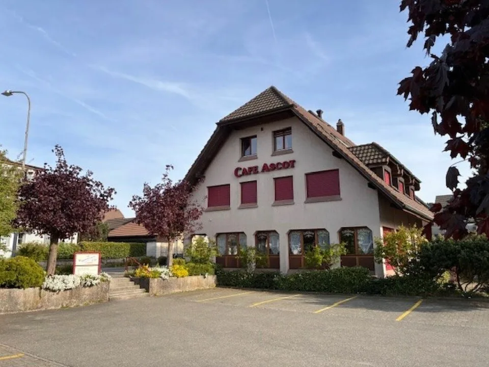 Café / Restaurant an top Lage beim Bahnhof und an der Kantonsstrasse