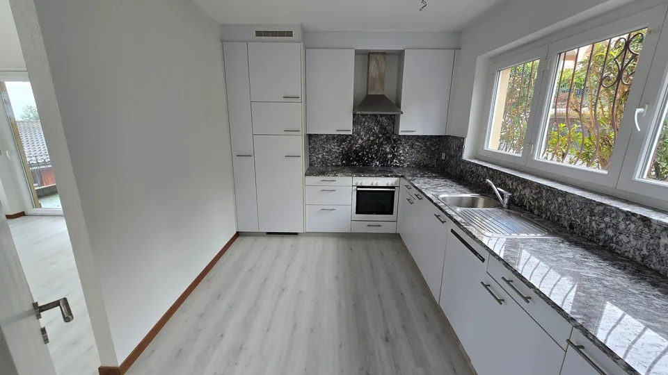 COMANO - Spacious apartment surrounded by greenery