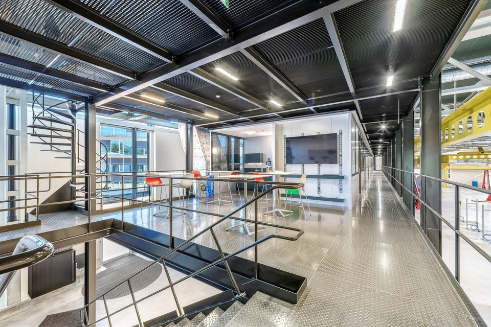 Hall moderne, grande de 5 000 m² avec bureaux et ateliers intégrés à l'intersection A1/A2 - divisible – photo 13 sur 13