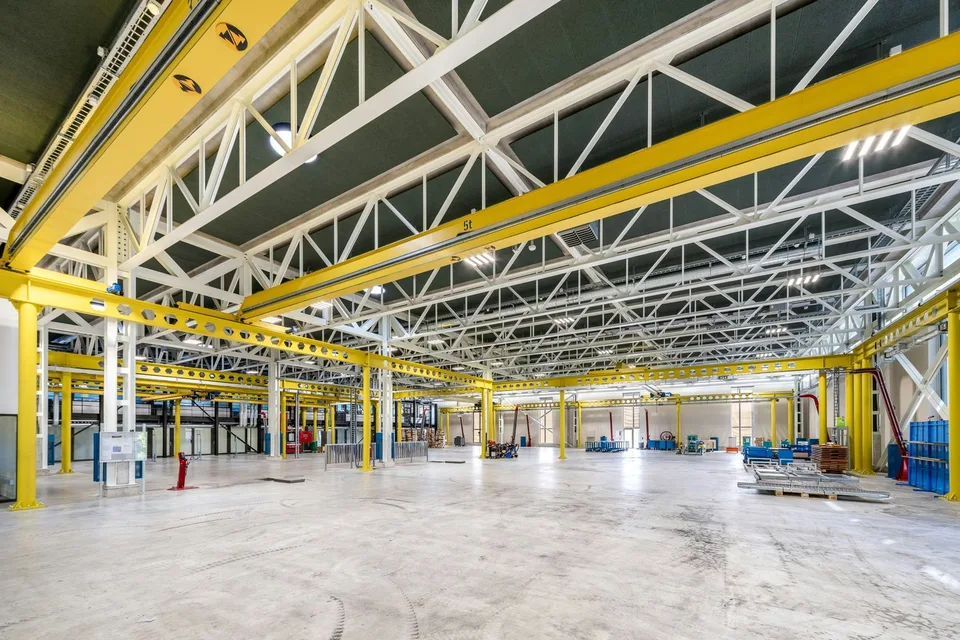 Moderne, hohe 5'000 m²-Halle mit integrierten Büros und Werkstätten am Kreuz A1/A2 - unterteilbar
