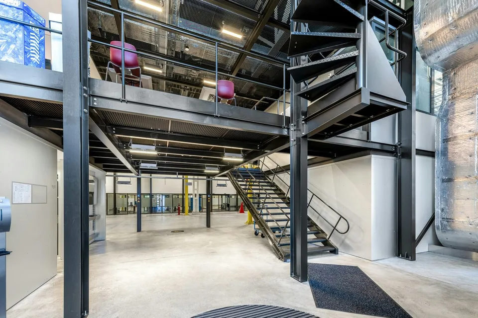 Hall moderne, grande de 5 000 m² avec bureaux et ateliers intégrés à l'intersection A1/A2 - divisible – photo 6 sur 13