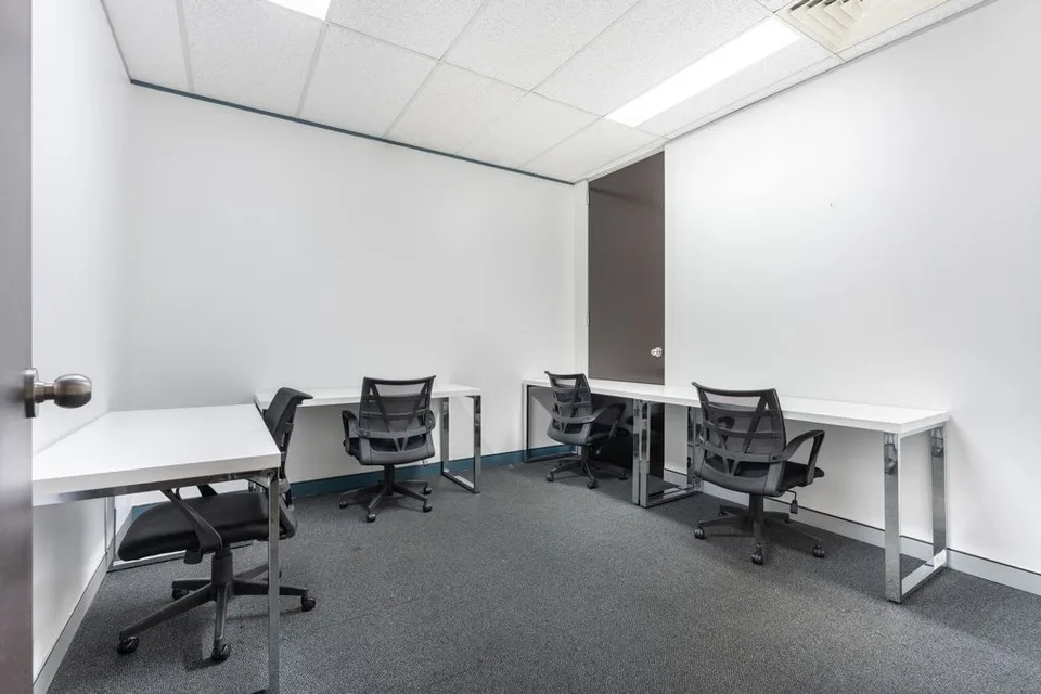 Spazio ufficio privato per 3 in Regus Spoom Green City, Manegg