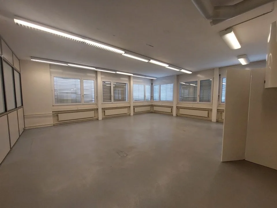 Grosszügiger Gewerberaum mit Weitblick à 335m2 im "Hirzi" Zollikofen